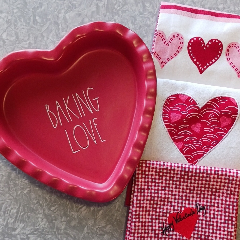 Rae Dunn~ Red Heart Baking Dish & 3 Dish Towels w/hearts ❤️